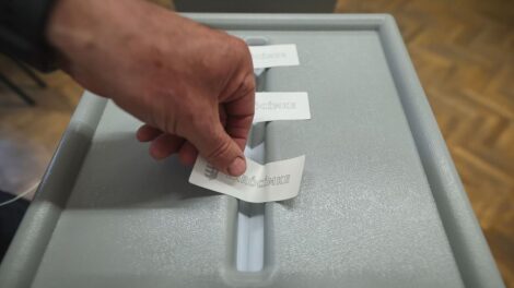 Megérkeztek a külképviseleti urnák, megkezdődhet a szavazatok szétválogatása