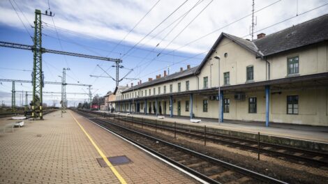 Megkezdődik több balatoni vasútállomás felújítása