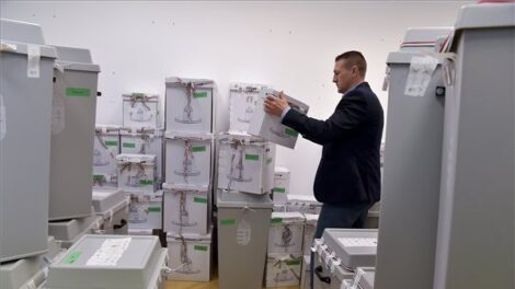 Megkezdődött az utazó szavazatok átadása a választókerületi irodáknak