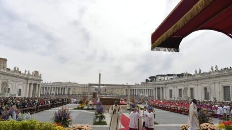 Virágba borult a Szent Péter tér húsvétra
