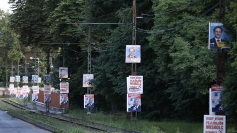 Lejár a határidő a választási plakátok eltávolítására