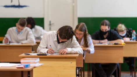Több mint 78 ezren érettségiznek magyarból hétfőn