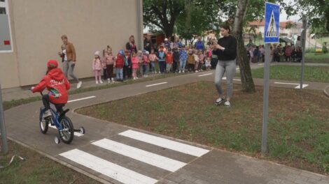 Új KRESZ-pályát adtak át a sárospataki Carolina Óvodában