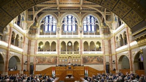 Egymilliárd forintos alapot hoz létre a kormány a gyermekvédelemben bántalmazást elszenvedőknek