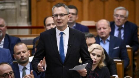 Rétvári Bence nyílt levélben kéri az egészségügyi minisztert a szívhangrendelet megtartására
