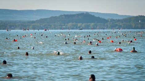 Augusztusra halasztották a Balaton-átúszást