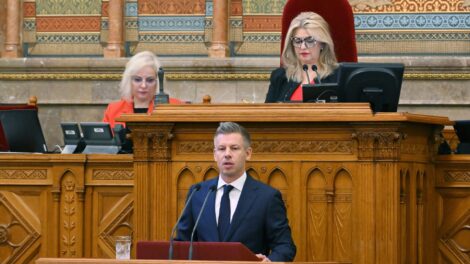Elfogadta a parlament az iskolakezdési támogatást