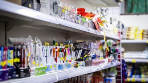 Hétfőn érkezik az 50 ezer forintos támogatás, a családi pótlék kifizetését is előre hozzák