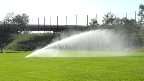 Locsolási tilalom lép életbe a sportpályákon és a stadionokban