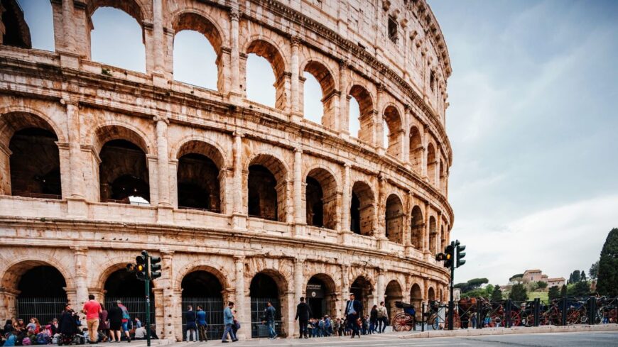 img_Tizenegy_evi_tiltas_utan_visszatertek_a_szuvenirarusok_a_Colosseum_elotti_terre