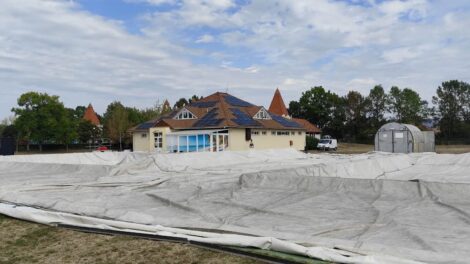 Megkezdődött a sátor felállítása a Végardó Fürdőben