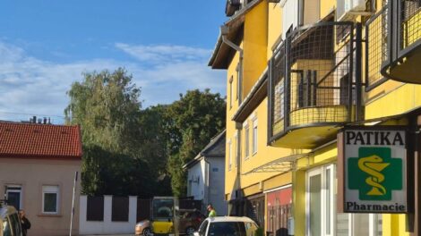 Nagyobb helyet kapnak a bekanyarodó járművek a József Attila utcánál Sátoraljaújhelyen