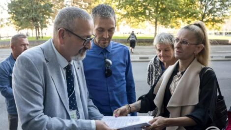 A magas rezsiszámlák ellen demonstráltak a Kossuth téren