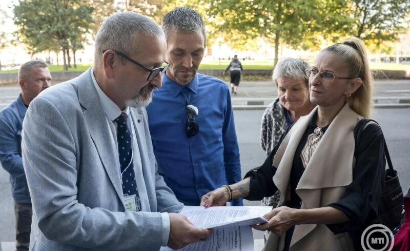 img_A_magas_rezsiszamlak_ellen_demonstraltak_a_Kossuth_teren