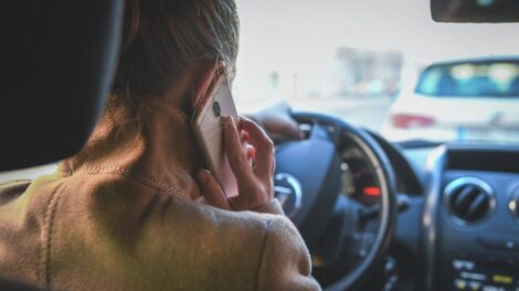 A vezetés közbeni mobilozást ellenőrzi a rendőrség