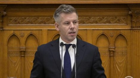 Béremelést jelentett be Magyar Péter a rendvédelemben és az egészségügyben