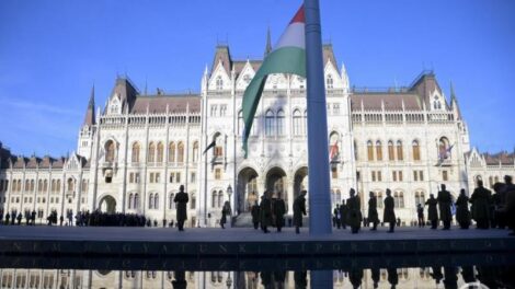 Felvonták, majd félárbócra eresztették a nemzeti lobogót a Kossuth téren a nemzeti gyásznapon