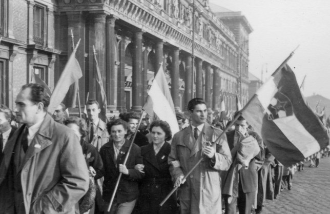 img_Napos__enyhe_ido_kiserte_az_1956-os_forradalom_kezdetet